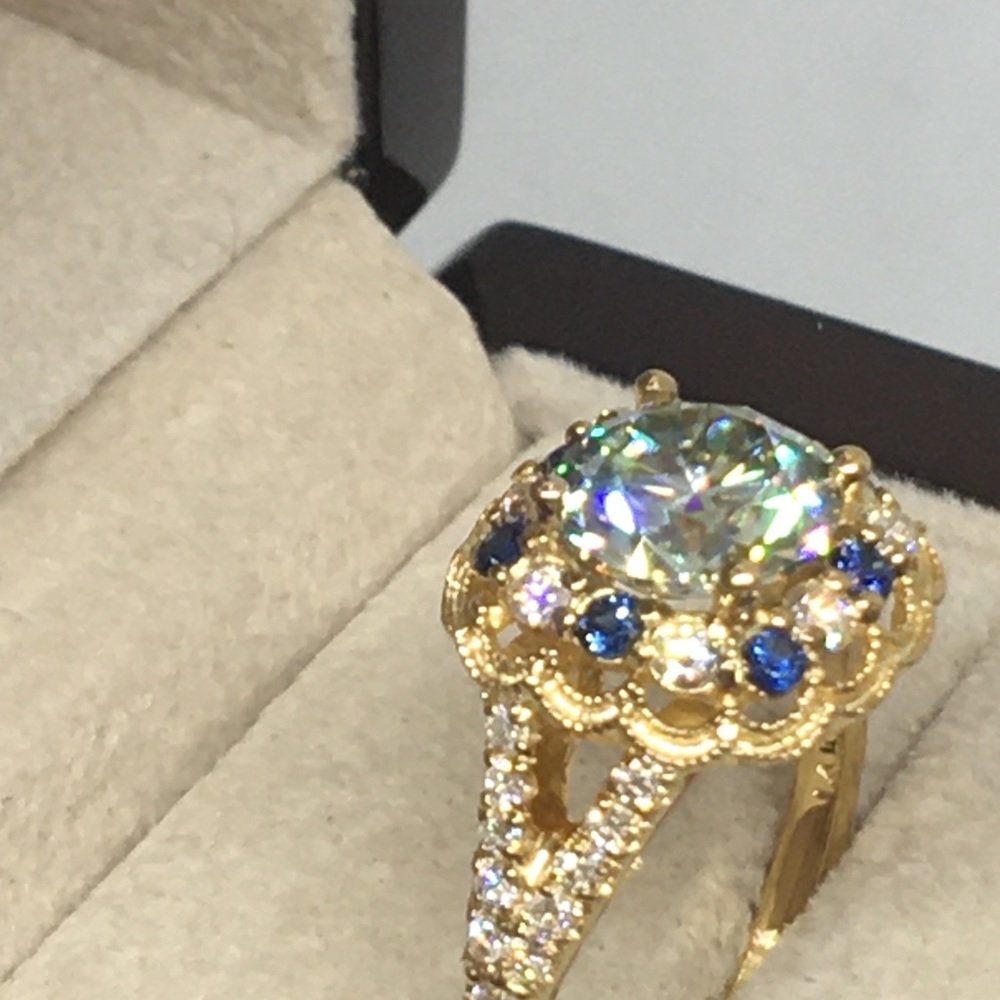 Woman Ring - Picture 2 of 6
